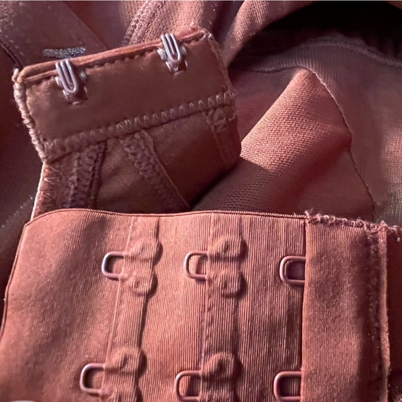 🦁YITTY spotlight shaping demi cup thong bodysuit | shimmered burnt orange/rust - Picture 6 of 13